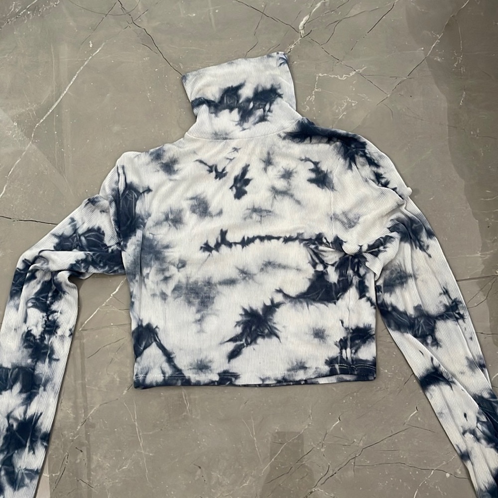 GARAGE turtleneck blue and white tie-dye